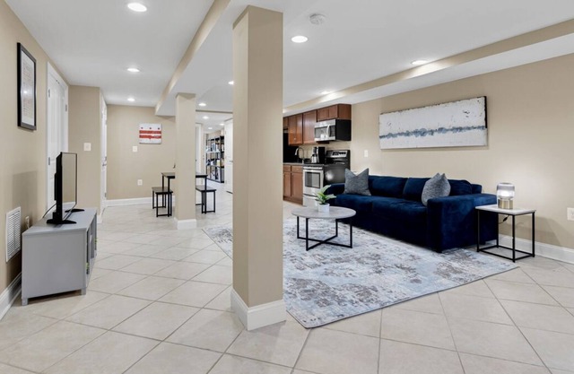 Modern & XL 1 Bed w/ housekeeping included near Sherman Circle Park!