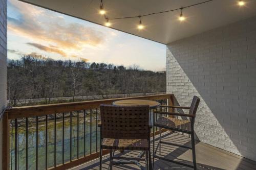 Modern Yote Condo at Roark Creek