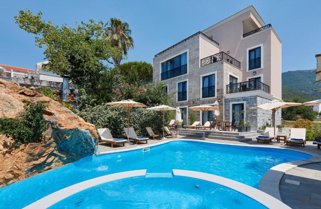 Moderna Luxury Apartments with HEATED pool