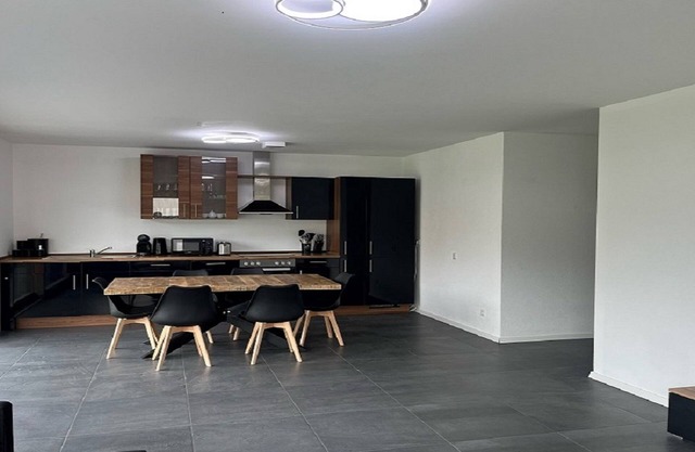 Moderne Ferienwohnung, Platz für 6 Gäste - 2 Schlaf-/ Wohn-/badezimmer, Terrasse