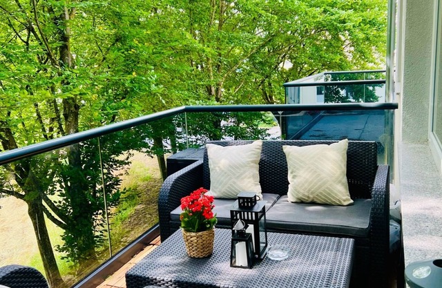 Moderne Ferienwohnung mit Regendusche, Eigenem Balkon und Grill in Lüdge