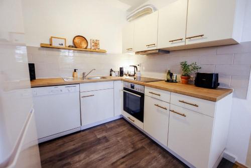Moderne Fewo mit Balkon und Parkplatz - salt apartments