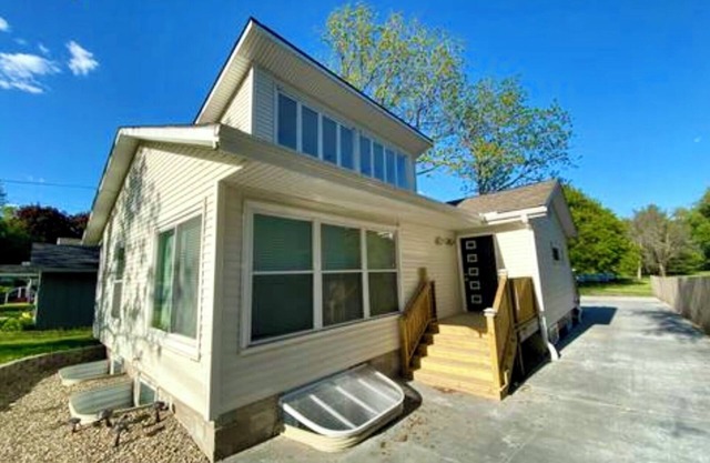 Moderne Home - Memorable, Modern, A Must Book - 4 Bedroom Close to Kinnick