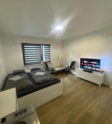 Modernes 1-Zimmer Appartment- mit Doppelbett und Smart-TV
