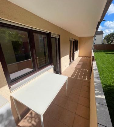 Modernes Apartment mit Balkon und Aussicht