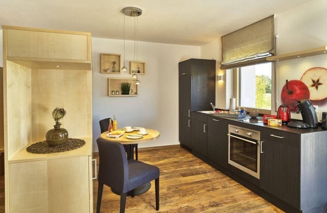 Estudio moderno (50 m2) con ducha Kneipp y cabina de infrarrojos.