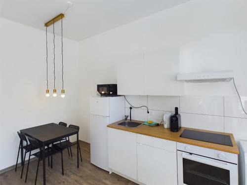 Modernes Studio Apartment mit Balkon