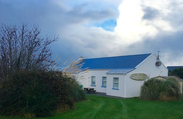 Cabaña cómoda modernizada cerca de las playas de bandera azul en el camino de Dingle