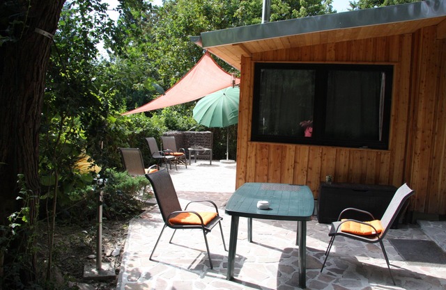 Moderno bungalow con chimenea en una zona verde desde 57 euros por día.