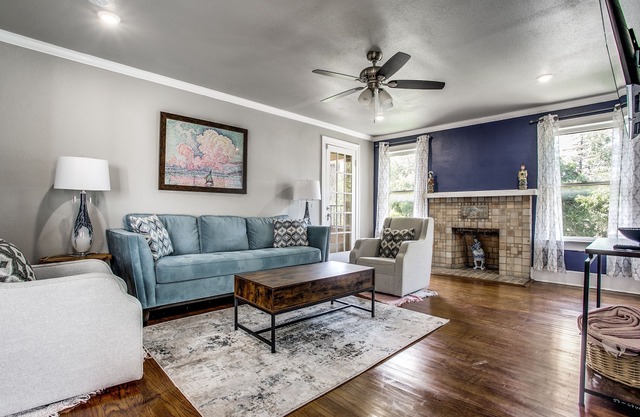 Modernly renovated 2B apartment with impressionist art theme