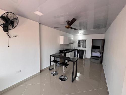 Moderno apartaestudio amoblado con parqueadero