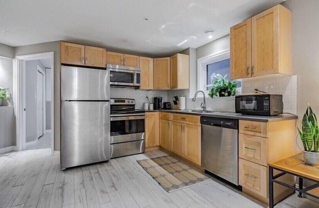 Modest & Peaceful Private HomeAway from Home~ 55 “ TV Free Wifi