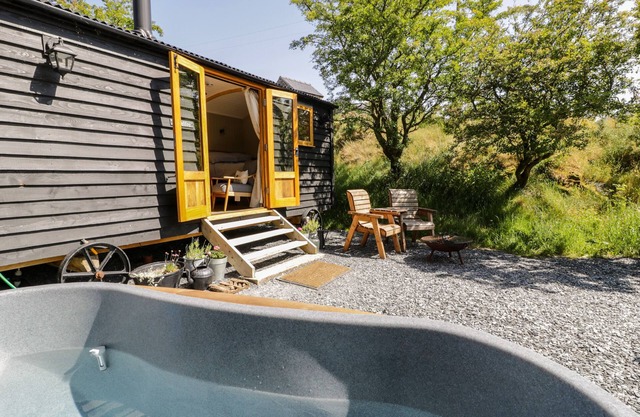 MOELFRE - SHEPHERDS HUT, romantic, with hot tub in Llanbedr