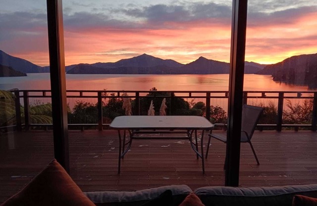 Moetapu Scenic Retreat - Luxury Haven for Couples