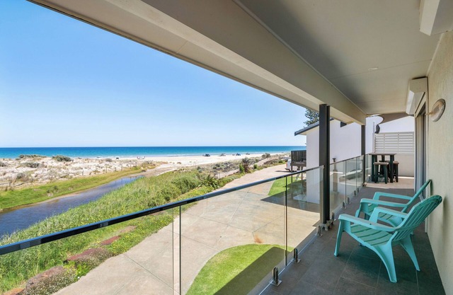 Moeys: Perfect Beachfront Escape for Family Gatherings or Friends’ Getaways
