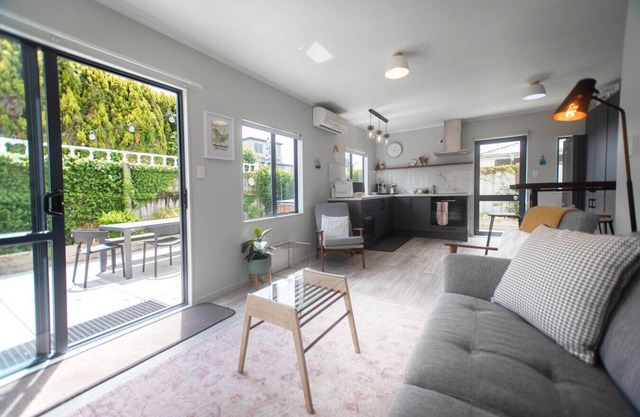 Mokoia Rising - Peaceful lakeside retreat