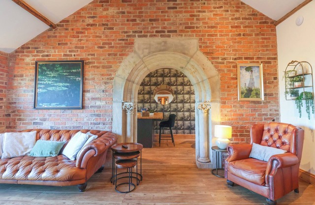 MOLLY'S COTTAGE, pet friendly, with a garden in Rillington