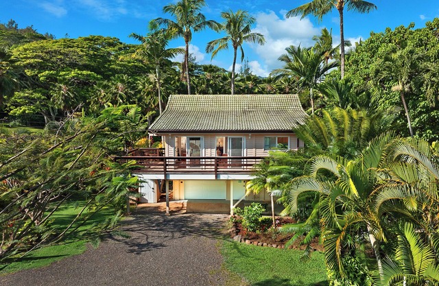Moloaa Bay Cottage, A/C, 1 BD/1 BA with Den & loft
