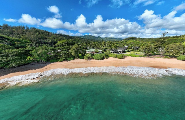 Moloaa Bay Villa & Cottage, beachfront on secluded white sand beach