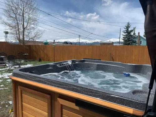 Mom's House - 1 block from downtown & Hot Tub
