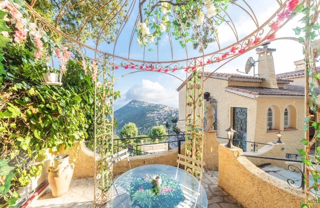 Monaco|Castle Villa: Pool & SkyView