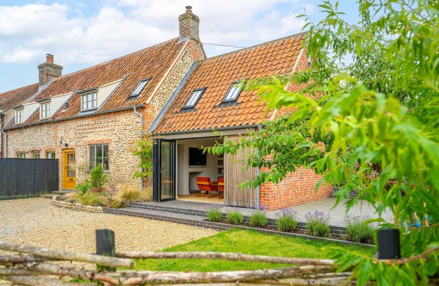 Monarc House (sleeps 2) by Big Skies Cottages