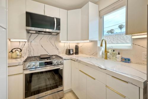 Monarch Estate, Luxe Studio with AC , Walk to Beach, Pier & Dining