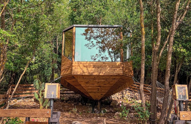 MONKEY MANSION - Luxurious treehouse with outdoor hot tub