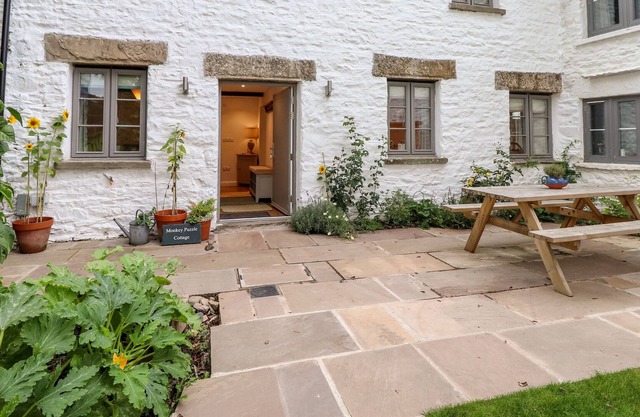 MONKEY PUZZLE COTTAGE, family friendly, with open fire in Sedbergh