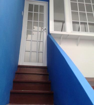 Monoambiente con baño privado y cocineta dentro de casa