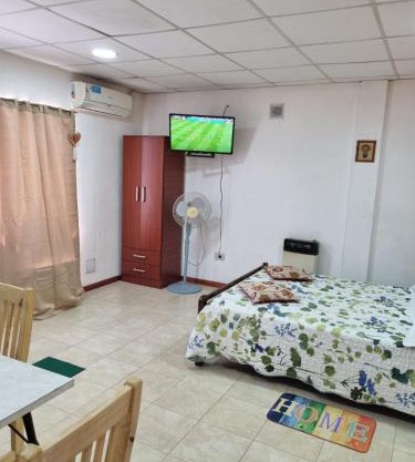 Monoambiente con TV y Heladera