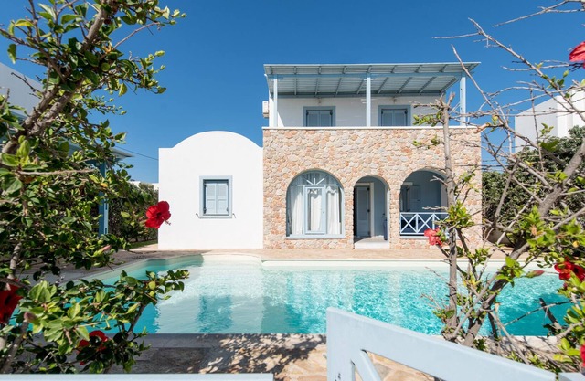 Monolitos piscina Villa en la Playa