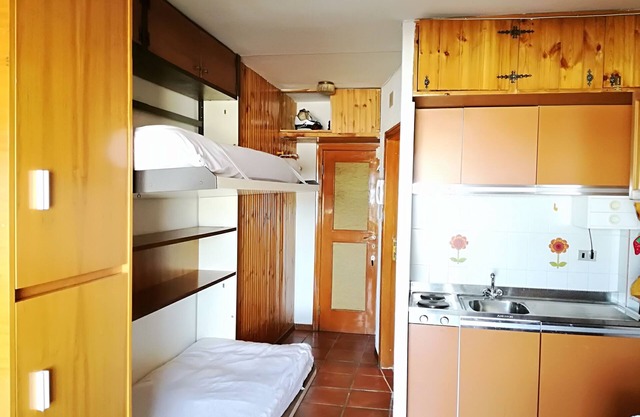 Monolocale con bagno all'interno di un condominio
