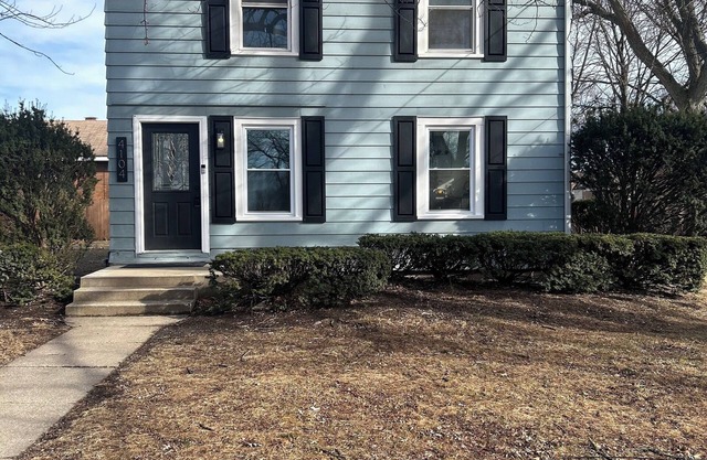 "Monroe Manor" is a 3-bedroom house with 3 bathrooms and WiFi in Peoria Heights