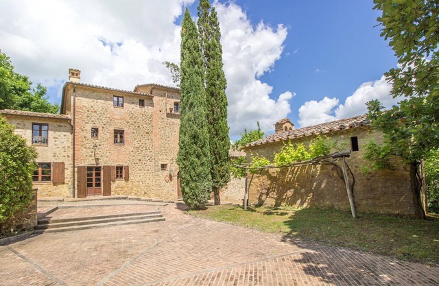 Casa Monte Umbría con Piscina y Jardín