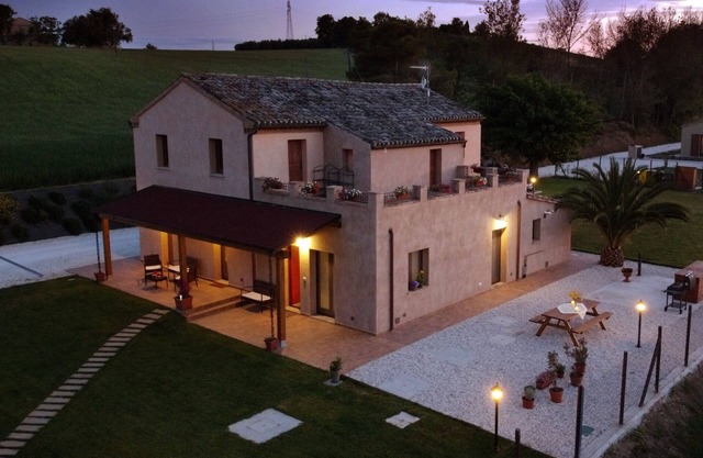 Montefiore House 13 - Sunflowers. Farmhouse in the Marche countryside