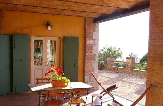 Montestigliano, una auténtica casa de campo en el corazón de la Toscana, es un oasis de paz y belleza que ofrece a sus huéspedes residencias refinadas y una vista encantadora