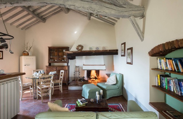 Montestigliano, una auténtica casa de campo en el corazón de la Toscana, es un oasis de paz y belleza que ofrece a sus huéspedes residencias refinadas y una vista encantadora