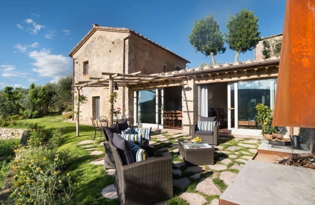Montestigliano, una auténtica casa de campo en el corazón de la Toscana, es un oasis de paz y belleza que ofrece a sus huéspedes residencias refinadas y una vista encantadora