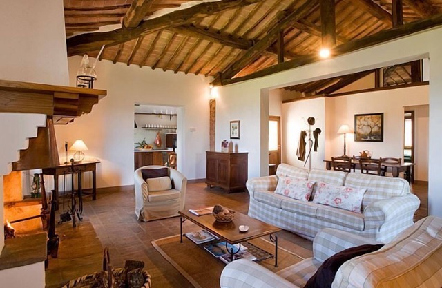 Montestigliano, una auténtica casa de campo en el corazón de la Toscana, es un oasis de paz y belleza que ofrece a sus huéspedes residencias refinadas y una vista encantadora
