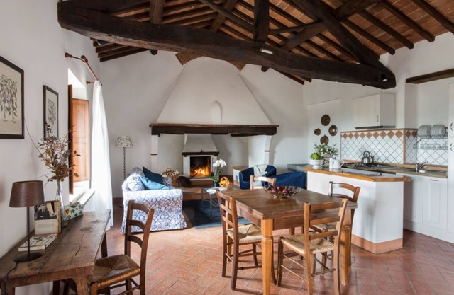 Montestigliano, una auténtica casa de campo en el corazón de la Toscana, es un oasis de paz y belleza que ofrece a sus huéspedes residencias refinadas y una vista encantadora
