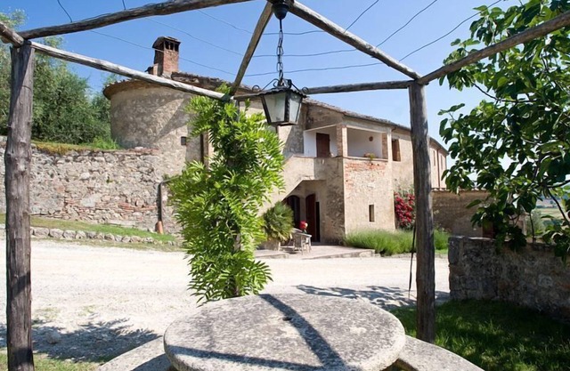 Montestigliano, una auténtica casa de campo en el corazón de la Toscana, es un oasis de paz y belleza que ofrece a sus huéspedes residencias refinadas y una vista encantadora