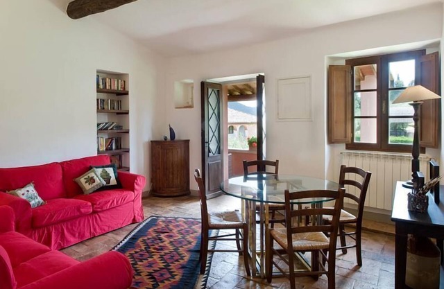 Montestigliano, una auténtica casa de campo en el corazón de la Toscana, es un oasis de paz y belleza que ofrece a sus huéspedes residencias refinadas y una vista encantadora