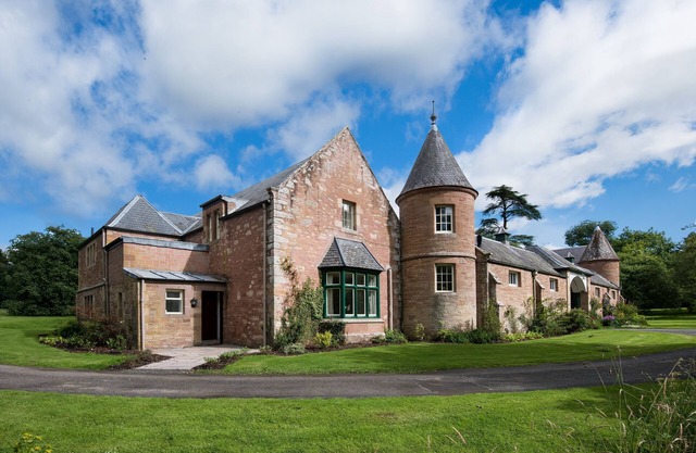 MONTEVIOT STABLES WEST - senderos de bosque y jardines inspiradores, 4 dormitorios