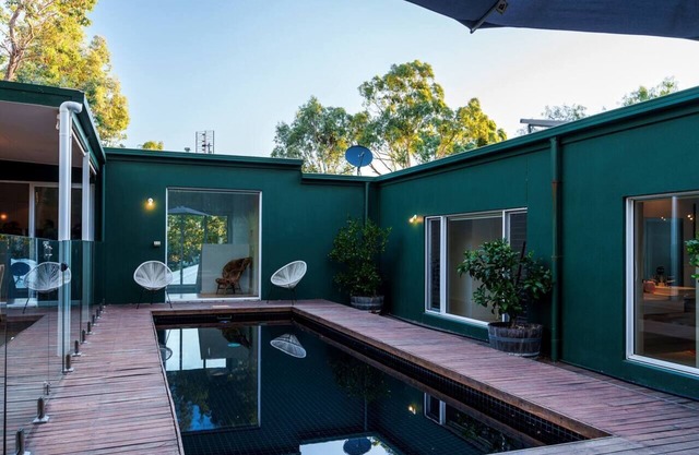 Montez House: Pool Retreat