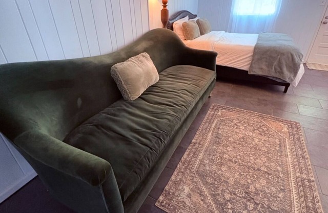 Charming studio in beautiful Asheville/ Grove Park hotel area