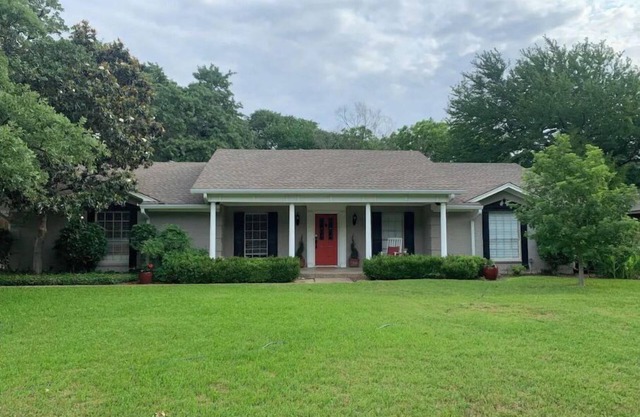 Monthly home-3 bed-2 bath, remodeled. Quiet. Dogs on case by case basis