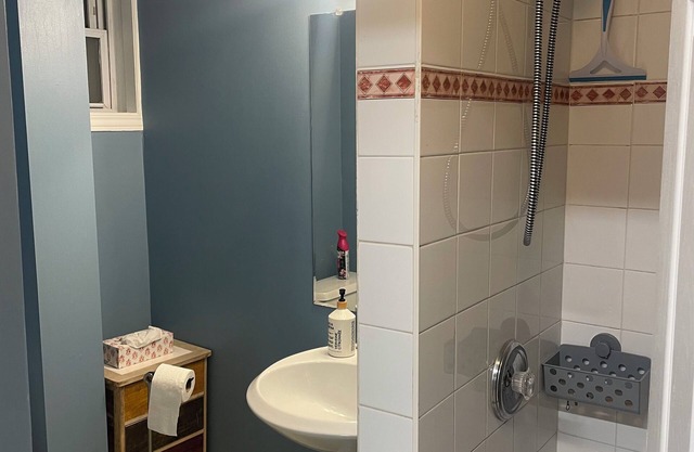 Monthly rental of a cozy 1- bedroom apt, all amenities included, transit nearby.