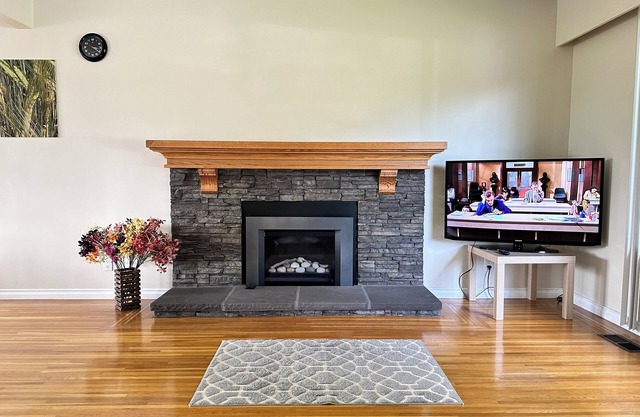 Air conditioned 2 Bedroom upper floor suite with Garden view Closed to SFU