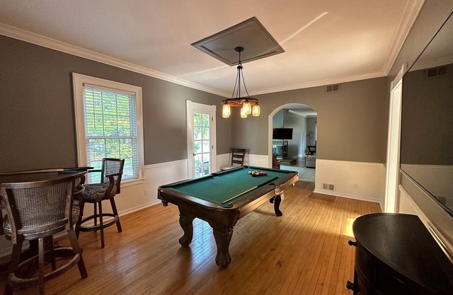 Monthly Stay, Pool Table, King Bed, Backyard & Fire Pit, Spacious